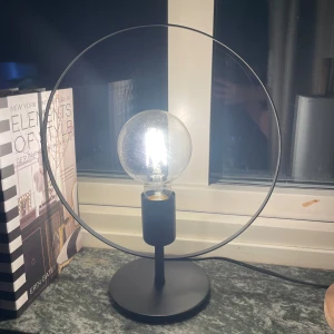 Lampa - Säljer denna fina bordslampa, glödlampa ingår inte!