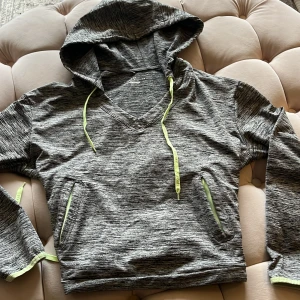 Tränings tröja  - Säljer denna gråa träningströjan från Bershka. Storlek S men passar även XS❤️använd ca 1-3 gånger, nytvättat inför köp. Lite tjockare material, perfekt om man springer ute på vintern!!❤️