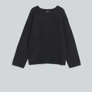 Stickad tröja - Heej, säljer nu min svart stickade långärmad från BikBok då den inte kommer till så mycke användning, den är i storlek S och fint skick!💕Nypris på tröjan är 400kr