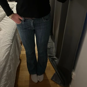 Low waist bootcut  - Säljer dessa supercoola low waist bootcut jeans. Tvätten har ”ränder”. 