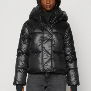 Gap vinterjacka! - Fin vinterjacka som är sparsamt använd. Jätte fin och perfekt till vinter som håller en varm! Skriv på dm om ni vill ha mer info/bilder. Jag kan sänka till 950kr vid snabbt köp❤️