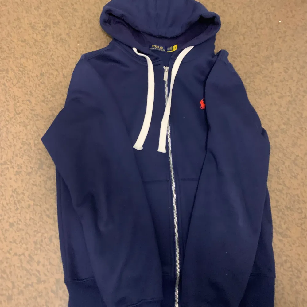 Mycket fin mörkblå polo zip upp Hoodie i helt ny skick och väldigt värmig för de kalla vädret . Hoodies.