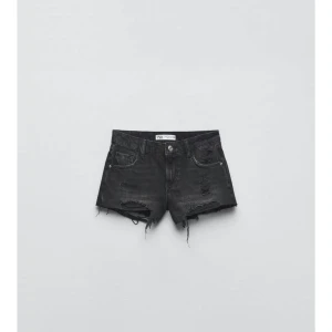Zara jeansshorts  - Helt oanvända jeansshorts från zara!!💕🍂🍁
