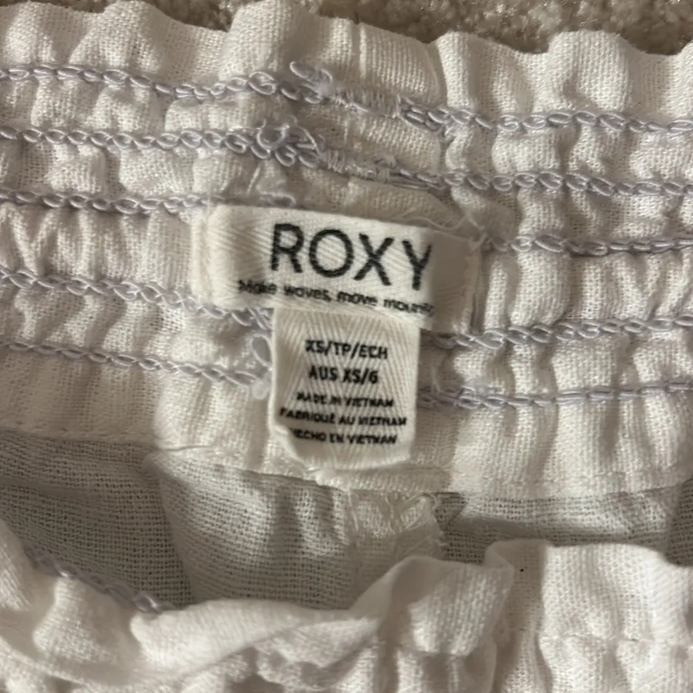 Säljer dessa slutsålda jätte snygga  linnebyxorna från Roxy. Helt oanvända pga har inte haft tillfälle att ha på mig dem💞 köpta för 600 på zalando.. Jeans & Byxor.