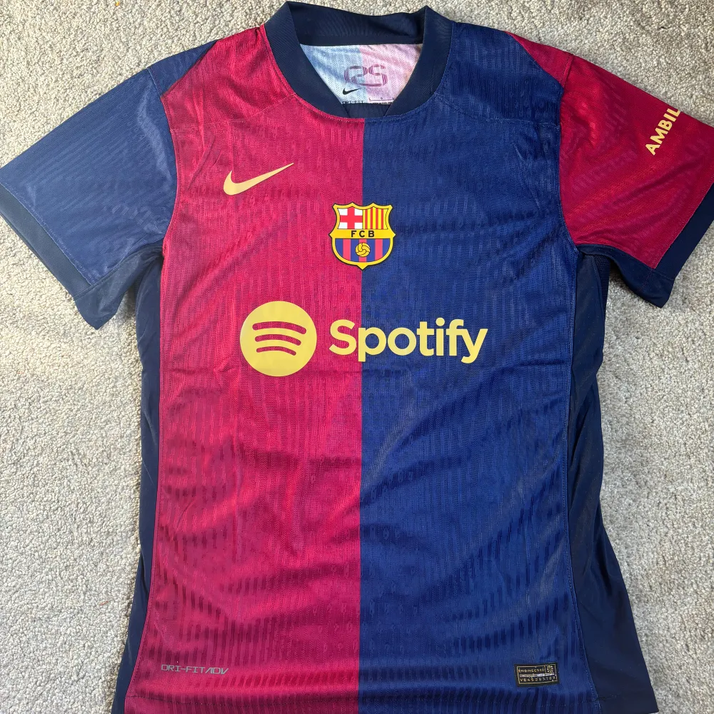 Säljer Barcelona hemmatröja player version, aldrig använd. Lamine Yamal på ryggen. Säljer endast för att storleken inte passade mig.. Sportswear.