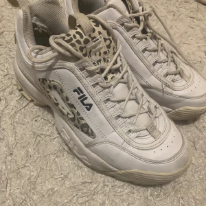 Fila skor - Skorna har några centimeters höjd i dem, rekommenderat för dem som är korta och vill se längre ut! Använd ett par gånger men har inga hål.