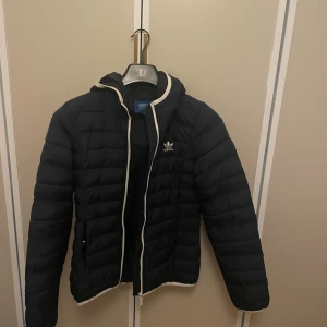 Marinblåa adidas dunjacka - Adidas dunjacka i storlek S jätte snygg och sparsamt använd. Perfekt till höst/vinter