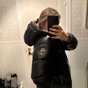 Colmar Jacka - Intressekoll på min Colmar Jacka, storlek 172 men passar mig perfekt som vanligtvis bär S/M 🥰 Finns en liten ”repning” som jag ser nu så det syns alltså knappt och förstör ej jackans funktion!