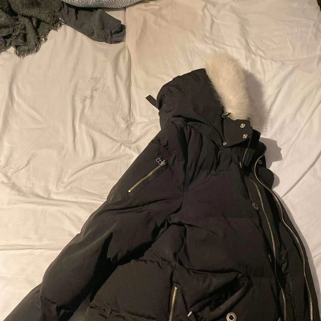 Svart dunjacka med pälsdetalj - 91