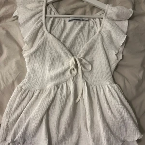 Jättefin vit topp🥳 - Säljer en jättesöt topp från lager157 i storlek S💞 Använd fåtal gånger och har en jättesöt rosett man knyter fram. 