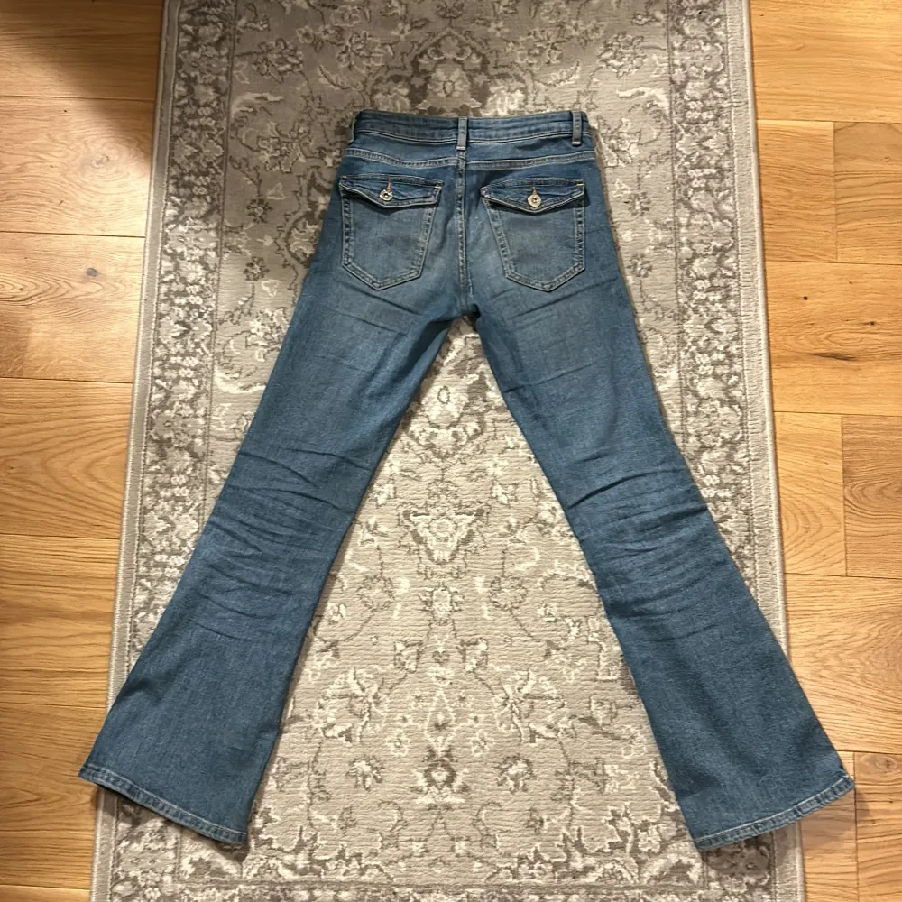 Säljer ett par snygga blåa bootcut jeans från Grunt i modellen Alabama Low Flare. Jeansen är loow waist och i bra skick! Köpte för 649 säljer 250!💗. Jeans & Byxor.