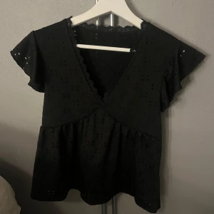 Jättesöt topp - Säljer en jättesöt topp som är perfekt att klä upp eller ner💞 Inga defekter och den är i storlek S