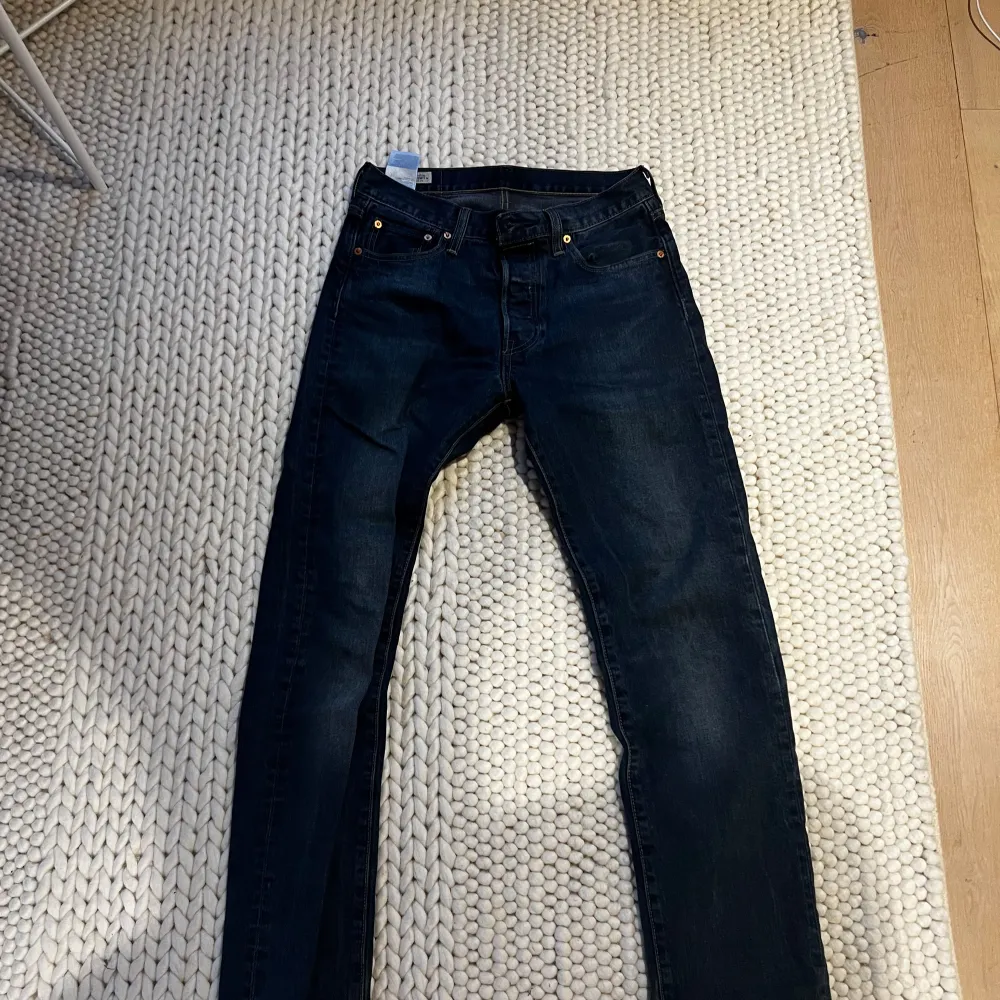 Blå Levis jeans i bra skick 7/10, med en liten defekt (se bild fyra). Inte längre använda då de är lite stora för mig. Sköna jeans för både häng och vardagligt bruk!. Jeans & Byxor.