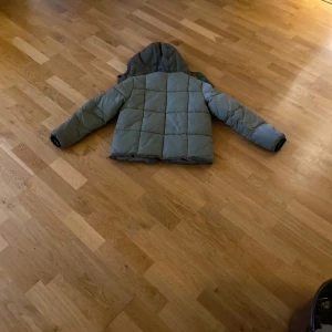 Grön Tommy hilfiger - Ny kostar ca 2100 luva går att ta av              Storlek 152.                                                               Endast använd fåtal gånger.                                 Som ny