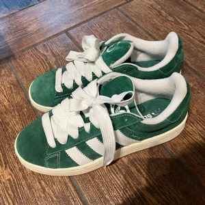 Gröna Adidas campus - Superfina skor ifrån adidas som blivit använda ett fåtal gånger, alltså nästan i nyskick. 
