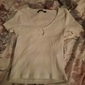 Jätte gullig topp - I stlrk Xs inköpt på bikbok för 200 kr Säljer pga den inte kommer till användning💗
