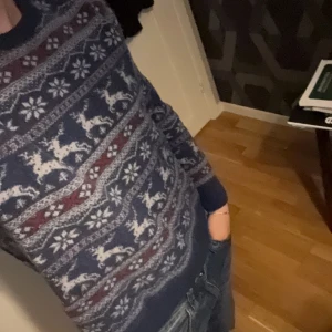 Jul tröja utan luva - Okänt märka (går ej att läsa,se bild)  Storlek L men sitter som en M /S  Inga skador 