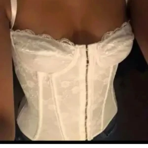 Vit korsett  - Säljer denna vita korsett i storlek S som inte passar längre 