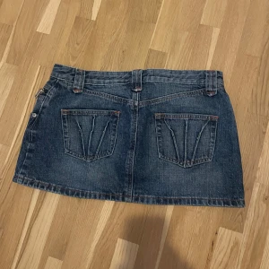 Snygga jeansshorts - Jeansshorts i storlek 38 💞 Säljer eftersom de inte passar mig  De är i gott skick, knappt använda