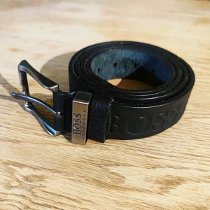 Herrbälte Hugo Boss - Ny, ej använd  Hugo Boss: 1,33cm  Har även:  Armani: 1,36 cm Classy Sport: 1,17 cm