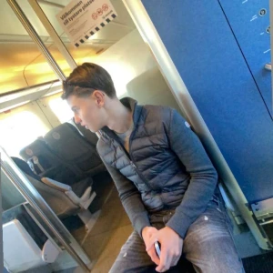 Moncler cardigan - Säljer nu min moncler cardigan som är perfekt nu till hösten. Cardiganen är i väldigt bra skick och är självklar äkta. Inget og medföljer, priset är inte hugget i sten hör av er vid minsta frågor!