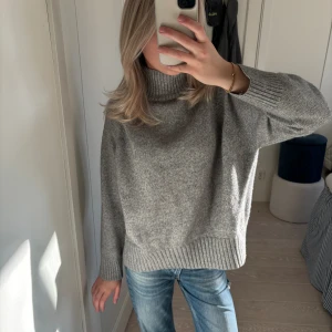 Stickad tröja med halvpolo  - Supersnygg stickad tröja med halvpolo från h&m💕