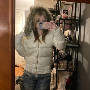 Sexy by sweeden vinterjacka  - Super fin vinterjacka med fluffig luva❤️den har prislappen kvar och ny skick🫶de går att ta av luvan med en dragkedja om man skulle villja de❤️