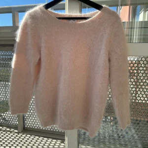 Ljusrosa stickad tröja  - Nypris 1800kr. Mjuk och gosig tröja från Club Monaco. Lätt i stickningen men fortfarande varm. Perfekt för fräscha höst outfits. Längd på ärm från armhålan är 34cm, Axelbredd 42cm och längd 58cm. Använd enstaka gånger. 