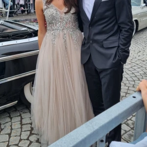 Balklänning  - Säljer nu min vackra balklänning, använd endast en gång! Jag är 170 cm och den går hela vägen ner på mig! Nypris är 5000kr!🌸 skriv för frågor och disskution om pris!