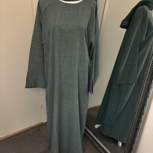 Grön abaya + hijab - Helt ny! Str 58. Fast pris 480kr