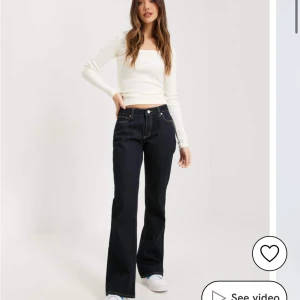 Abrand low bootcut jeans - Storlek 27 och var för stora så har aldrig använt. De är low waisted och bootcut. Hann inte lämna tillbaka så säljer de här istället. Köpta för 1099kr. Bara fråga om det finns frågor!🥰🩷
