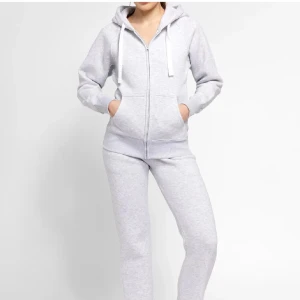 Russemerch mjukisbyxor - Mjukisbyxor storlek S Long led edition från russemerch. Jag är 177 och de går ner till min häl💕