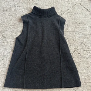 Polo - Säljer denna från zara! Så fin och höstlig🍁🍂 