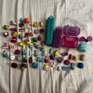 Shopkins - 58st shopkins med påsar och korgar mm som inte säljs längre. Har några par men även 2 dubbletter (sida 3). Har även några som är värd mer (sida  4) därför priset. De går att även bra att köpa bara de andra billigare men då får man skriva de💗