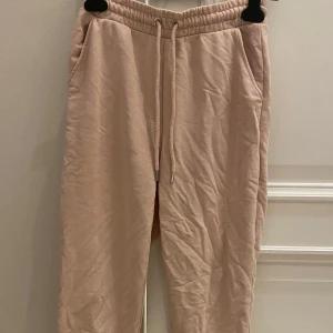 Sweatpants - Super söpöt vaalean pinkit college housut🩷 Ensimmäiset kuvat vääristävät väriä. Melkein huomaamaton pieni punainen maalitahra toisessa nilkassa.