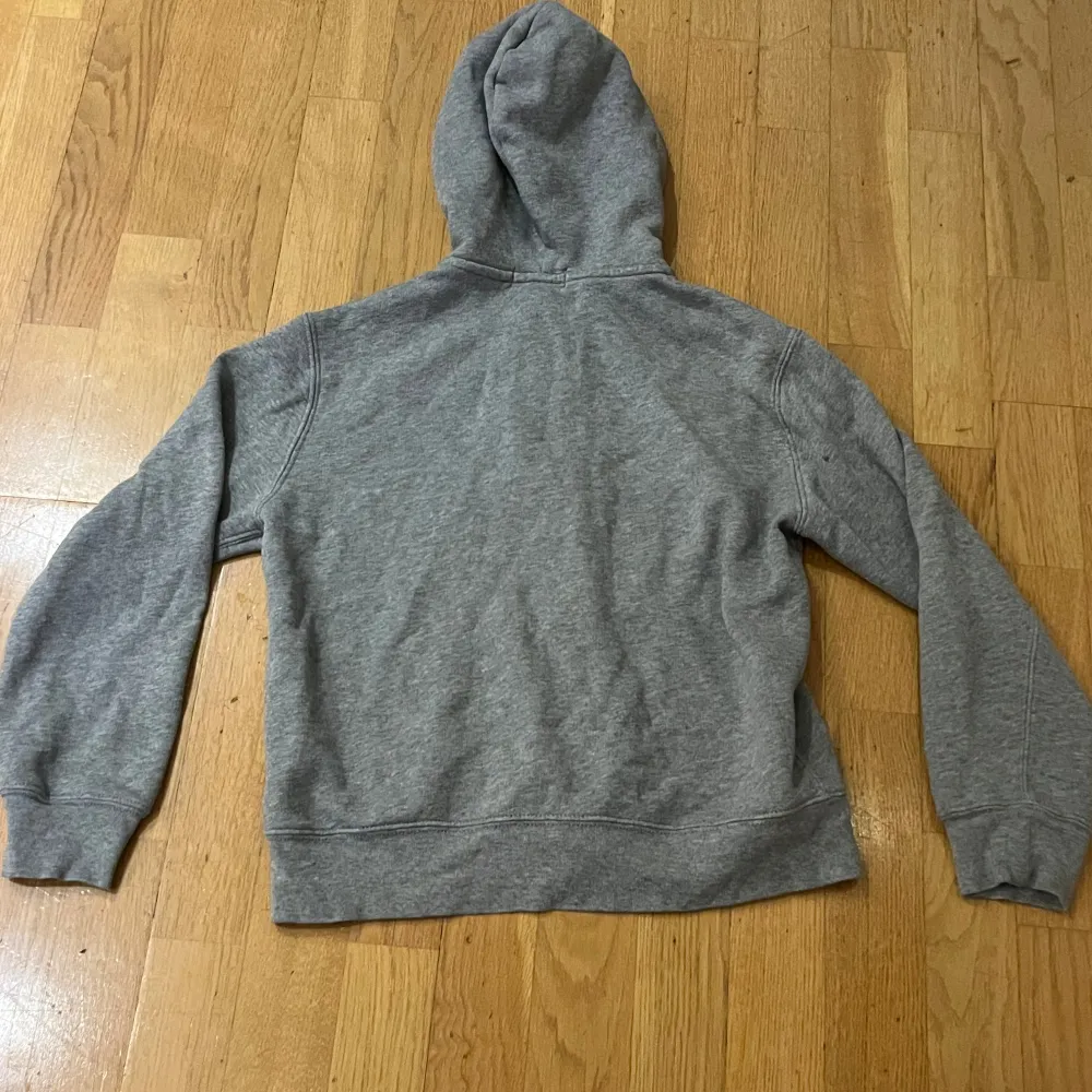 Skick 6/10. Size 10-12 år/ 150 cm. Köpt för 1195 kr. . Hoodies.