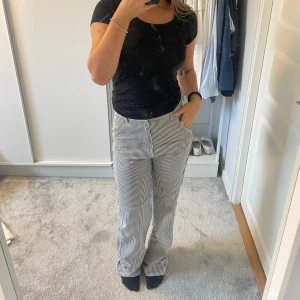 Cargobyxor  - Nya randiga cargobyxor. Långa i benen 