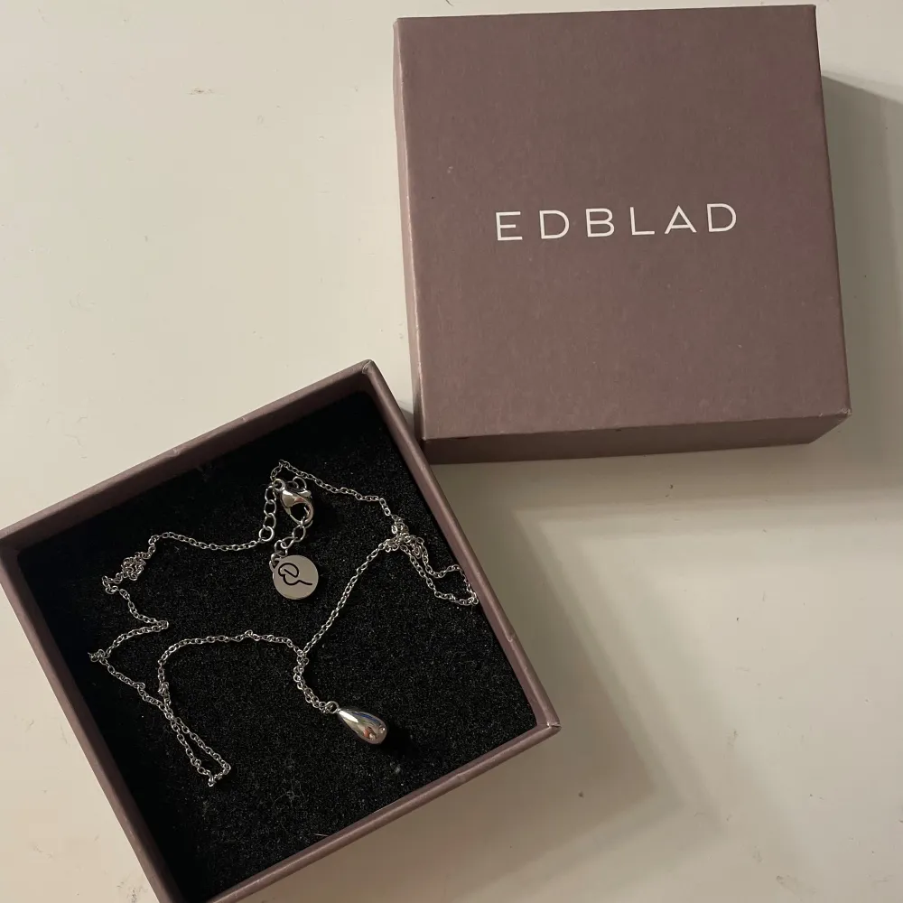 ”Drop mini necklace” ifrån Edblad💕 Aldrig använt, box ingår! Det har en liten Knut på kedjan (sista bilden) som är svår att få upp men det tänker man inte på💕. Accessoarer.