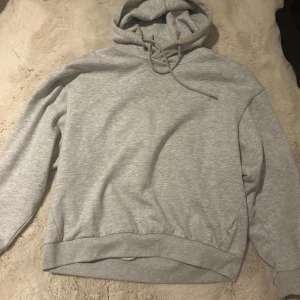 Grå hoodie- Lager 157 - Använd runt 5 gånger, stor skön varm och mer 🩷