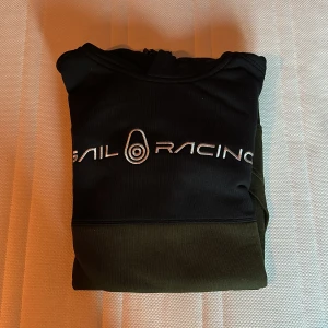 Sail racing hoodie ny - Fin Sail racing hoodie som inte använts för växt ur den för fort. Pris går att diskuteras 