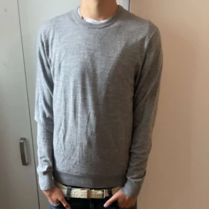 Uniqlo merinoull tjocktröja  - Säljer min Gråa merinoull tröja från uniqlo som är storlek S men passar som M om du gillar när den sitter tajtare mot kroppen. Nyskick använd ett fåtal gånger. Nypris cirka 600 mitt pris 270
