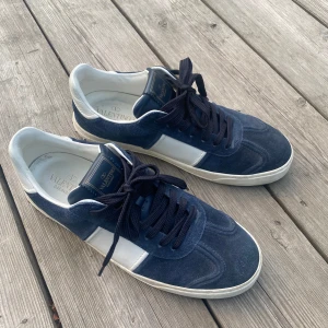 Valentino flycrew - Säljer dessa oroligt snygga och eftertraktade valentino flycrew som även inte säljs längre. Skriv för frågor eller funderingar. Og ingår, alltså box, skosnören och påse.