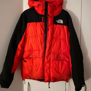 The North Face vinterjacka - Säljer nu min North Face jacka som jag fick som present för 2 år sen i strl M. Jag säljer den på grund av att jag tänker köpa en annan jacka. Den är i bra skick och har inga hål eller fläckar. Köparen står för frakten! 