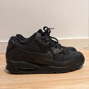 Nike air max 90 - Nike air max 90 svarta i mycket gott skick. Nypris ca 1399 kr