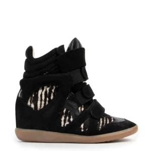 Isabel Marant - Säljer mina äkta Isabel Marant med zebra mönster 🦓🌟💘 De sitter jätte bra på och funkar till folk med 38, 39 och 40 i storlek då man kan justera hur knäppta de ska vara!💘 Skickar egna bilder i dm! De är i mycket gott skick  , bara använt de 2 gånger. 