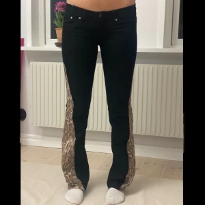 Lågmidjade bootcut jeans - Superfina lågmidjade bootcutjeans som jag har sytt om själv ✨🪩✨ Passar mig i längden som är 174cm Fråga för fler bilder elr om ni har frågor ❤️🐆🍸