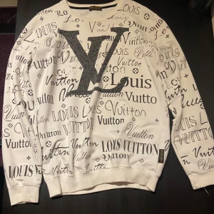 Louis Vuitton  - Säljer min Lv tröja på grund av att den var stor för mig..
