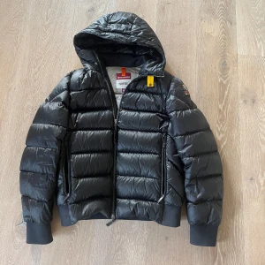 Parajumper Sheen Jacka - Säljer denna riktigt feta Parajumper sheen  vinterjackan som är i topskick! Storlek M, har tags och galge samt kvitto på mailen! Nypris: 7000kr.  Om inte priset passar så lägg ett bud.  Bara att höra av er om ni vill ha fler bilder eller likande.