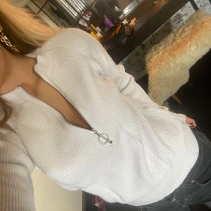 Tröja med dragkedja - Nästan aldrig använd men har tyvärr en liten fläck vid dragkedjan🙈