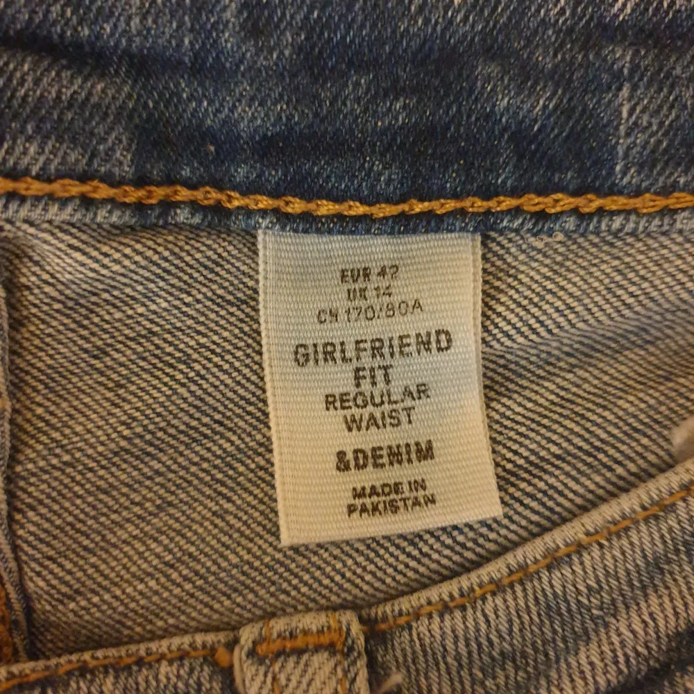 Säljer ett par ljusa boyfriend jeans med en cool slitning på ena benet. De har en klassisk femficksdesign och en bekväm passform. Perfekta för en avslappnad stil! Storlek 42. Men jag har m och använt dom som lite baggy jeans.  Jättesköna på!. Jeans & Byxor.